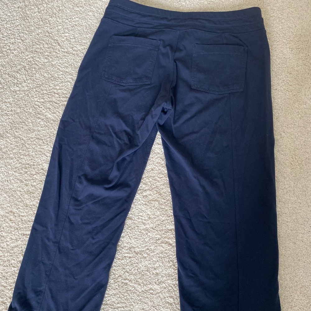 Athleta Navy Cropped Pants, zip pockets!